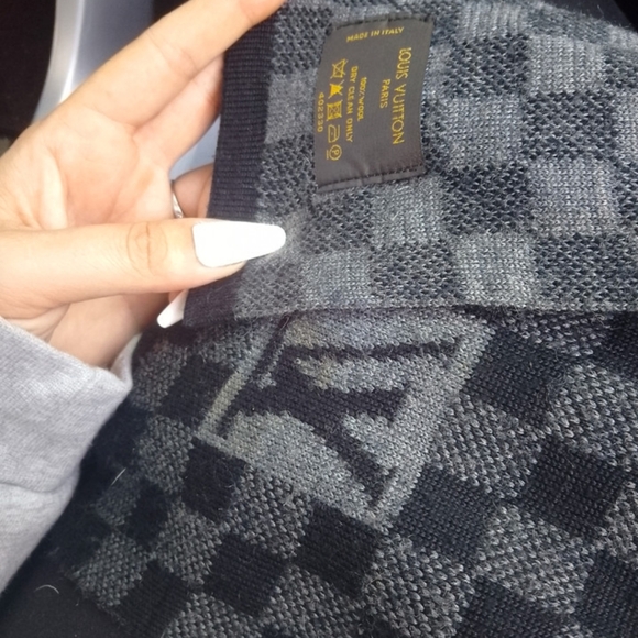 Louis Vuitton scarf - Picture 2 of 2